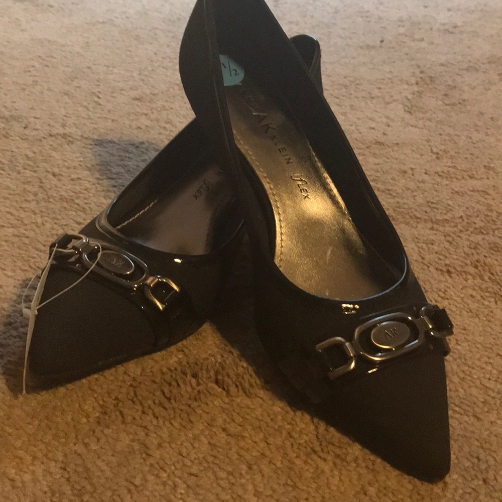 Small heel pointy pump